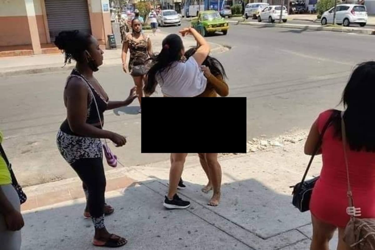 Jóvenes pelean por el amor de un hombre y una termina sin ropa