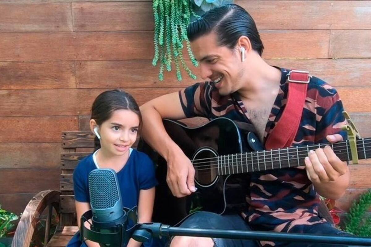 Vadhir y Aitana Derbez enternecen a miles al cantar juntos