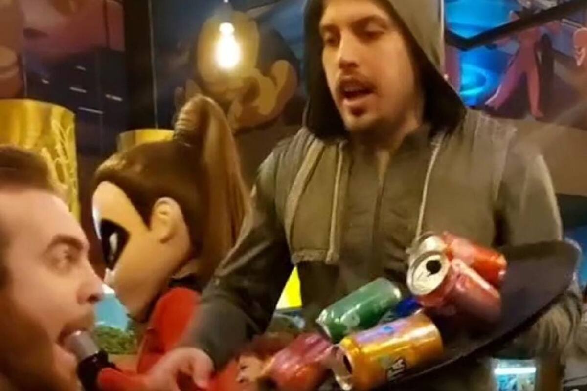 Mesero le hace divertida broma a un comensal y esta fue su reacción