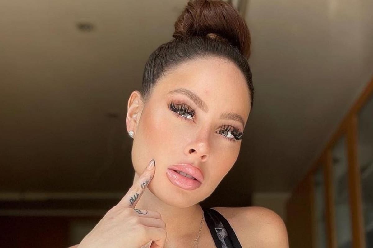 Ignacia Michelson modela su candente bikini negro cubierta de arena