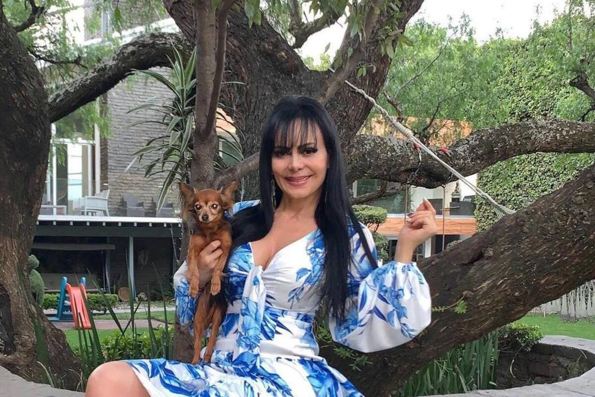 Maribel Guardia presume pierna con mini vestido de flores rojas