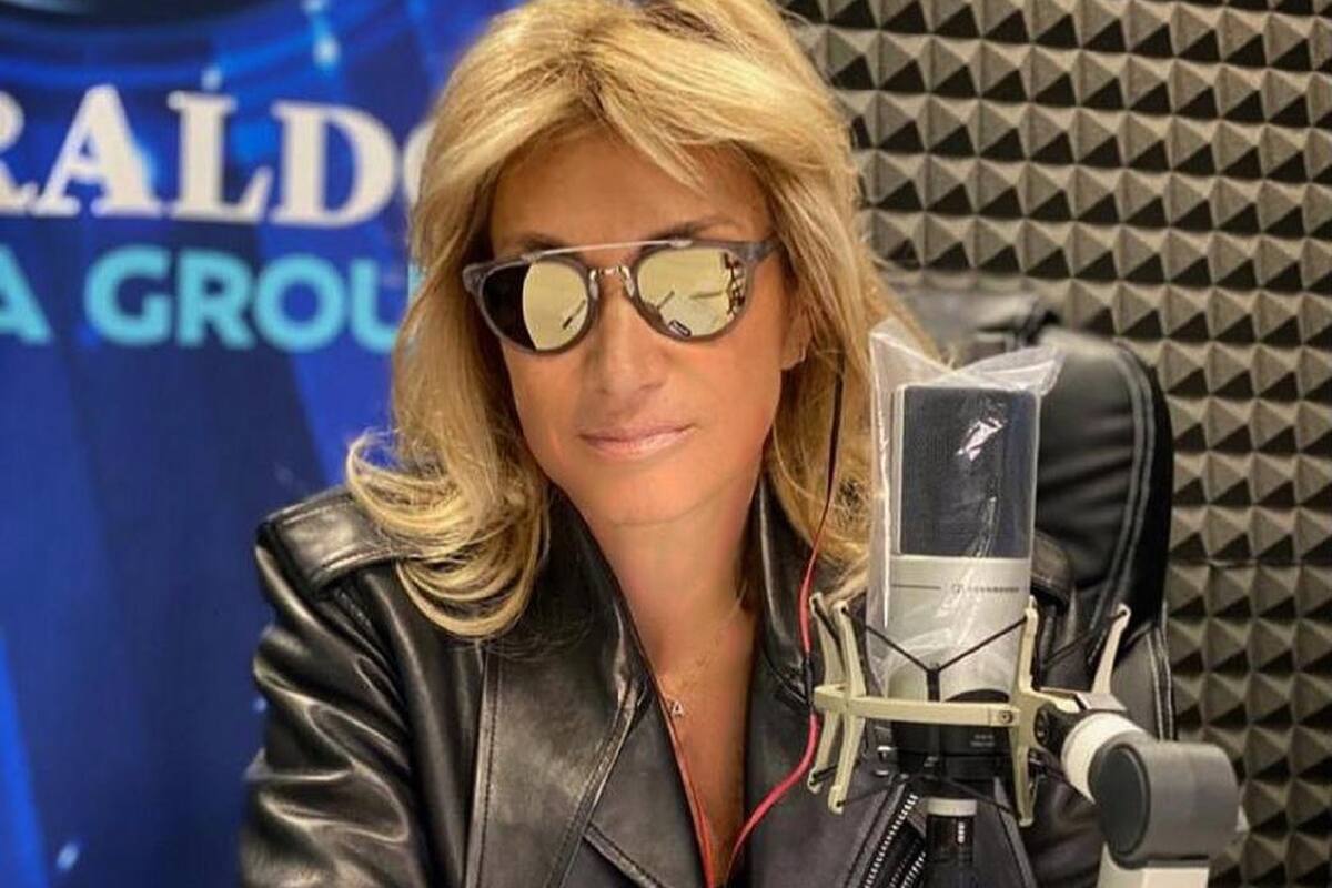 Adela Micha se disculpa por pronosticar la muerte de Silvia Pinal y desea que se recupere pronto