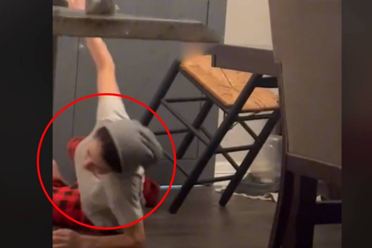 VIDEO: Mujer se da tremendo golpe al intentar matar un insecto