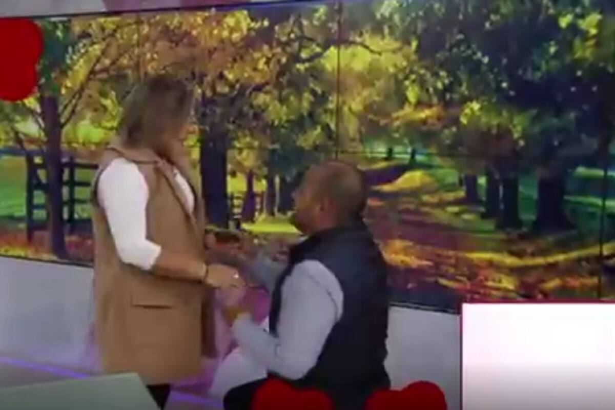 VIDEO: ¡Qué romántico! Le piden matrimonio en vivo a conductora de Canal Once; las redes explotan