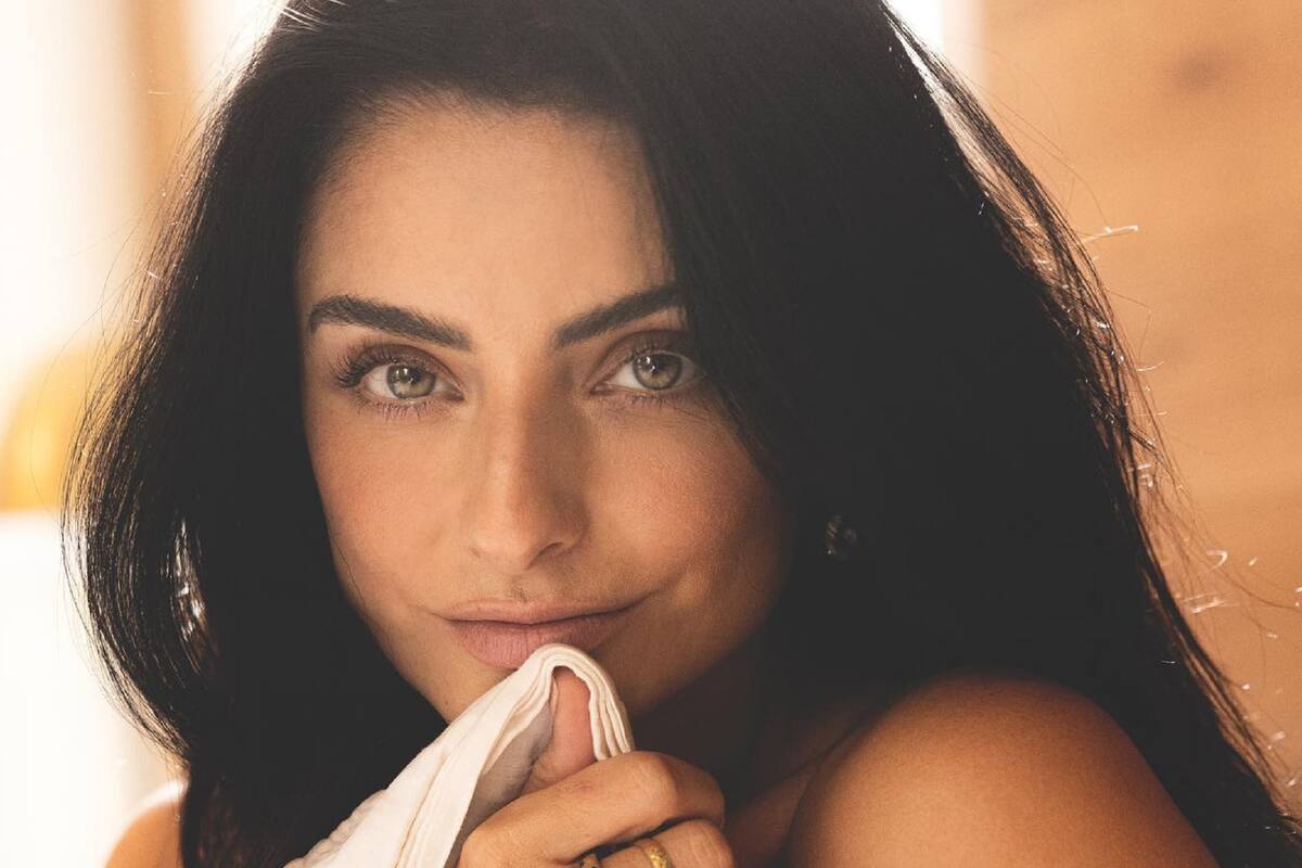 Aislinn Derbez se quita la ropa y derrocha pasión desde la cama