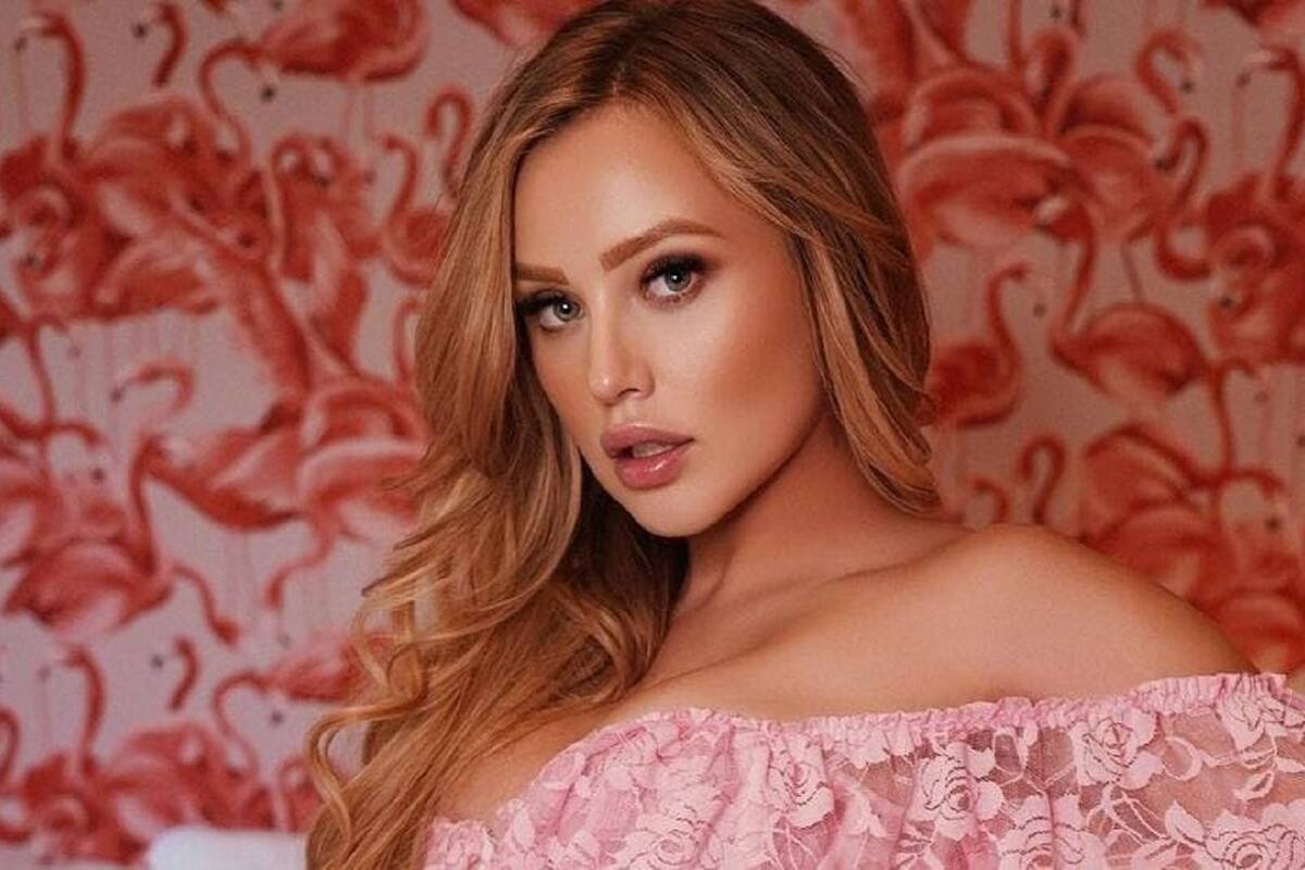 Patrycia Kayy acapara las miradas de sus fans modelando su corsé