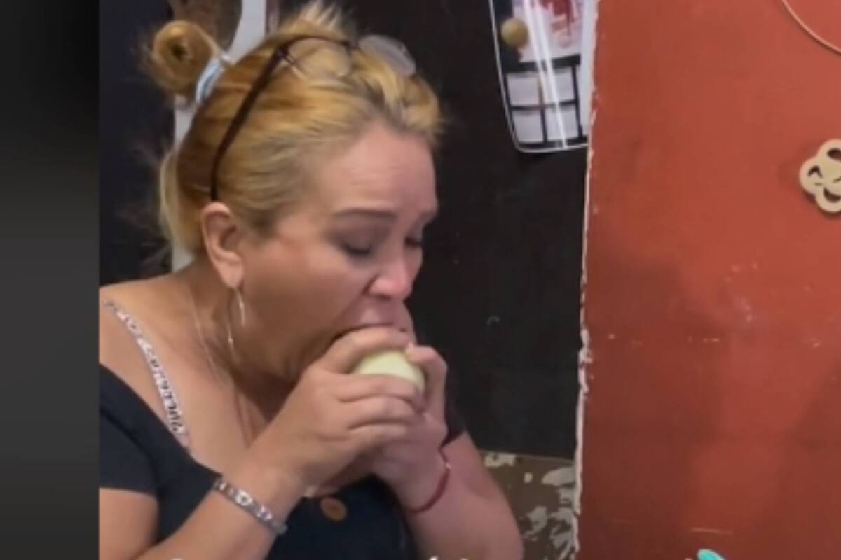 VIDEO: Mujer se vuelve viral por comer cebolla cruda