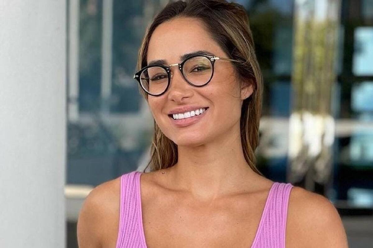 Bruna Luccas modela su ajustado vestido verde de perfil y enciende la temperatura