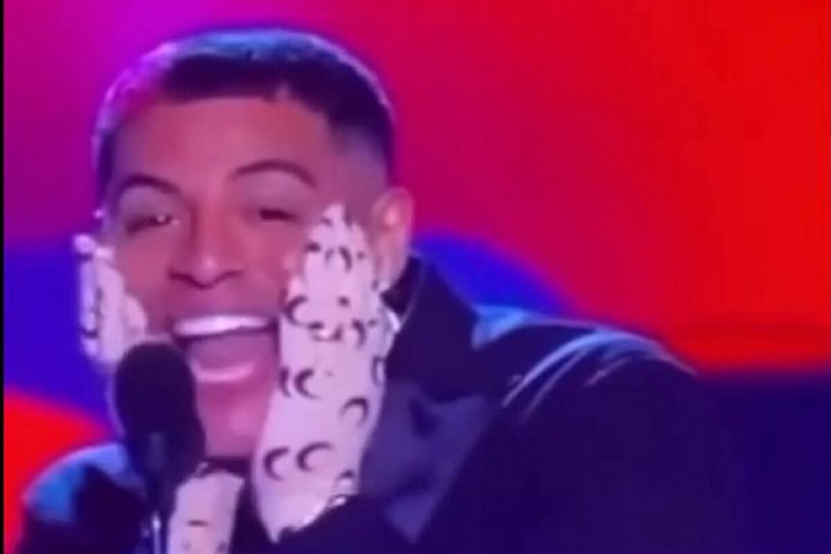 En vivo, Eduin Caz confunde los Latin AMAs con los Grammys; así fue el bochornoso momento