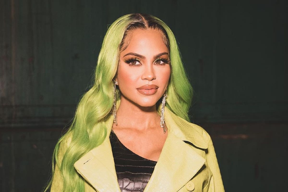 Con diminuto bikini, Natti Natasha festeja 10 millones de “Noches en Miami” en su yate