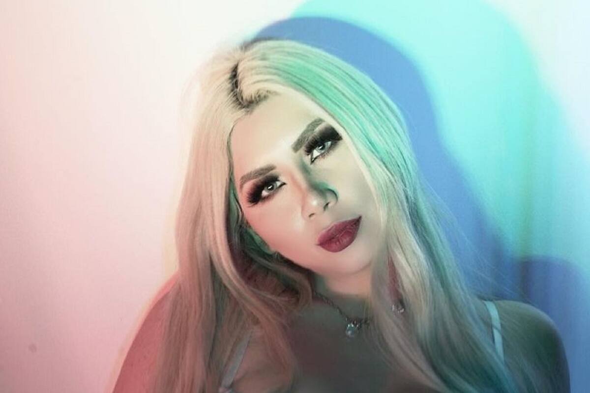 "La Bebeshita" enseña sus voluptuosas curvas desde el jardín