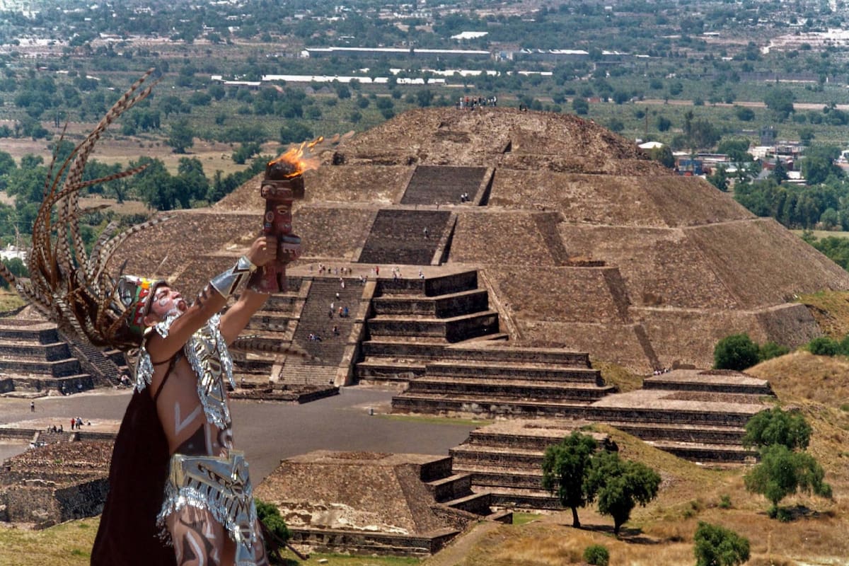 ¿Quiénes erigieron las pirámides de Teotihuacán y cuál era su función?