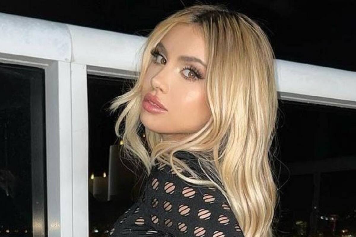 Alexa Dellanos impresiona modelando sus marcadas curvas con sensacional vestido