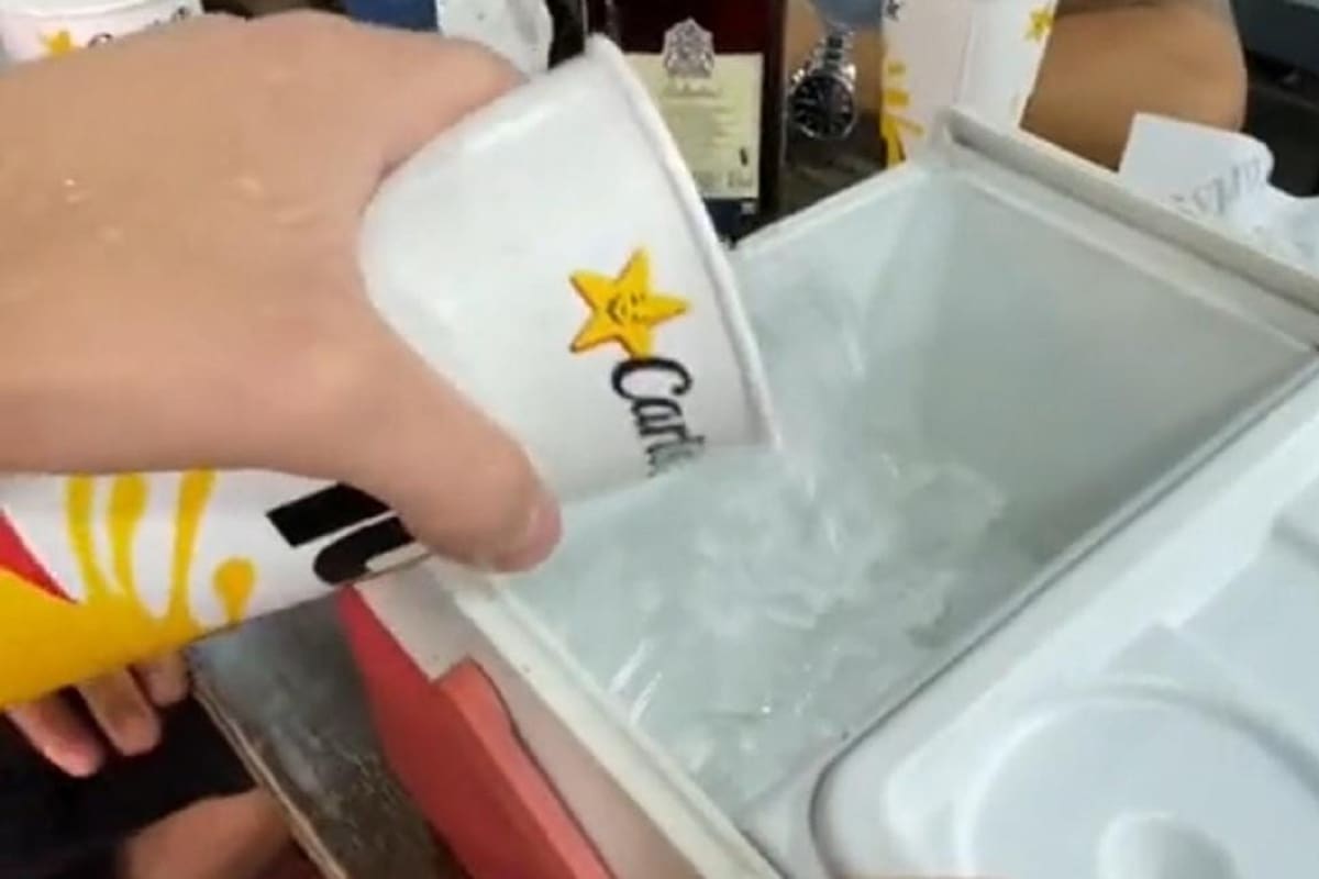 Joven se vuelve viral en TikTok al llenar su hielera con hielos del Carl's Jr