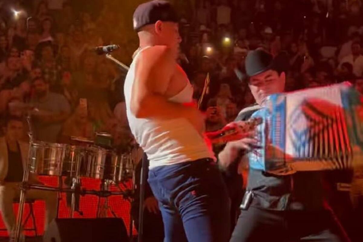 Eduin Caz de Grupo Firme sorprende en el palenque de Alfredo Olivas en Feria de San Marcos