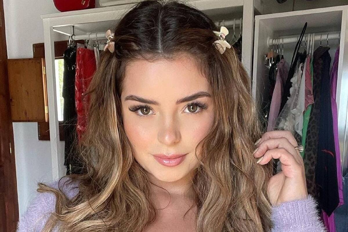 Demi Rose acelera el corazón de sus fans al modelar de espaldas su traje de baño