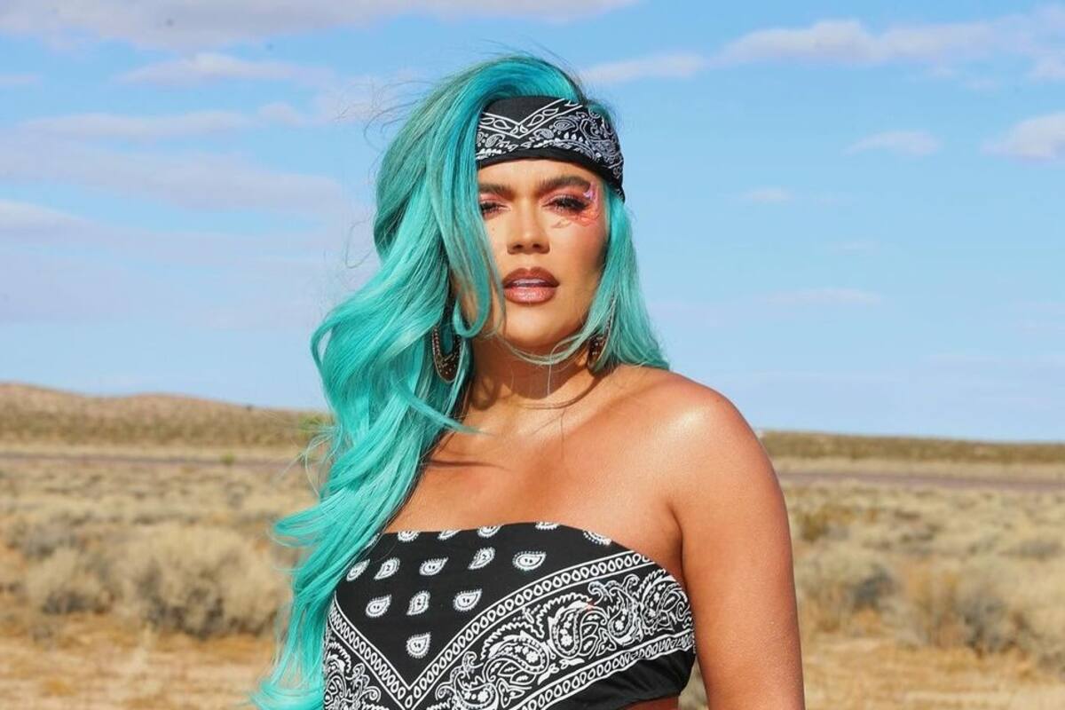 Cambia su Jeepeta por un Ferrari, Karol G posa con diminuto short en su nuevo auto