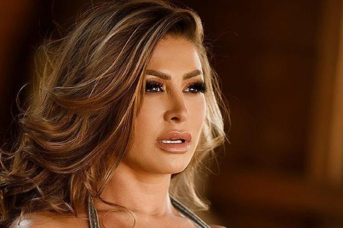 Francia James muestra su exuberante cuerpo en ropa interior de encaje roja