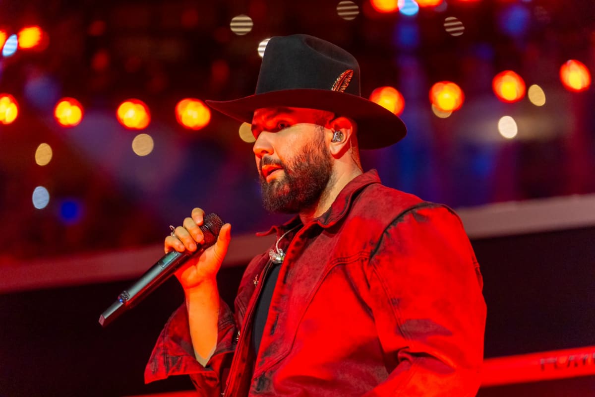 Carín León canta a capela tras problemas técnicos y pistas erróneas en Supernova Génesis 2026: “¡Esa canción no es mía!”