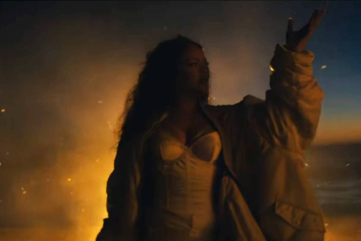 Rihanna estrena el video musical de "Lift Me Up"