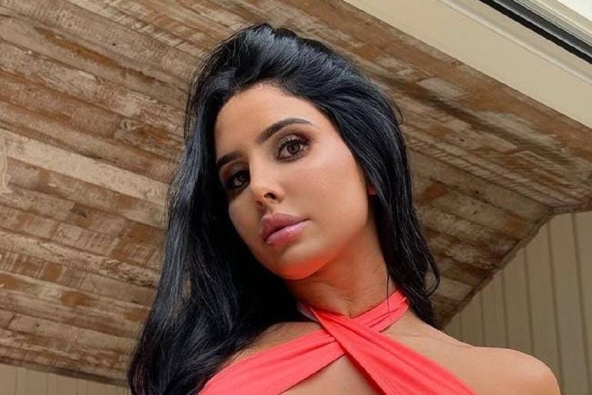 Lily Adrianne deja al descubierto su espectacular figura en su candente bañador negro