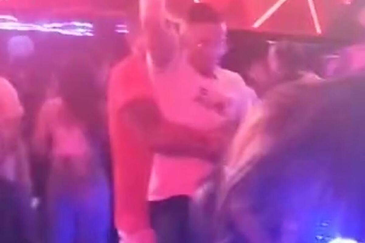 Joven carga a su amigo para que pueda “perrear” con una chica