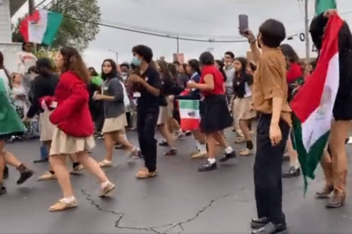 Estudiantes mexicanos bailan "Payaso de Rodeo" y sus compañeros los discriminan:  “¡Ugh, son mexicanos!”