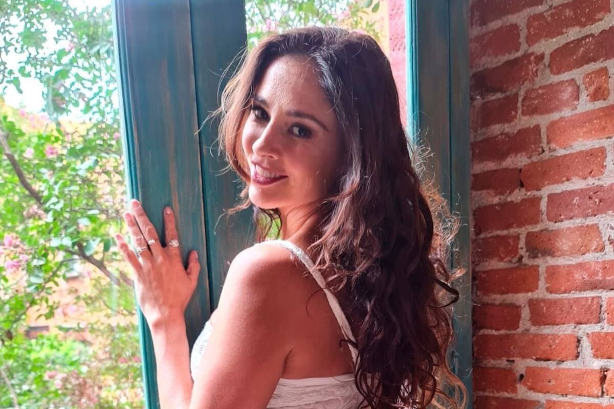 Dorismar se abre la bata y por poco enseña de más