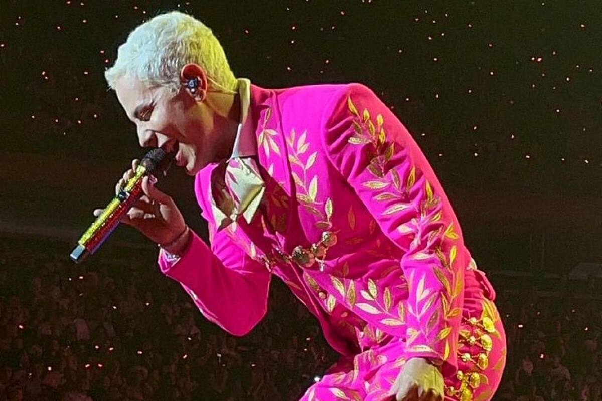 Christian Chávez responde a las críticas por usar un traje de charro de color rosa