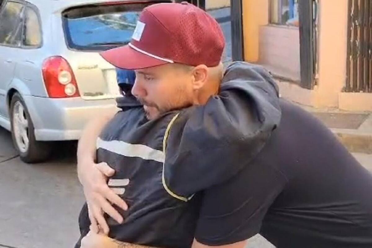 "TikToker" le regala una rosa a un hombre sin saber que su madre acababa de fallecer