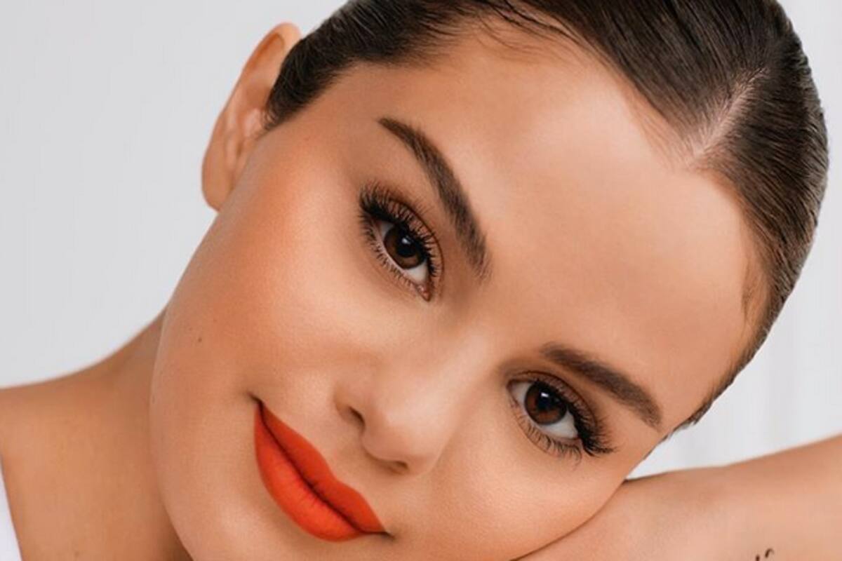 Selena Gomez da a conocer la imagen de sus productos de 'Rare Beauty'