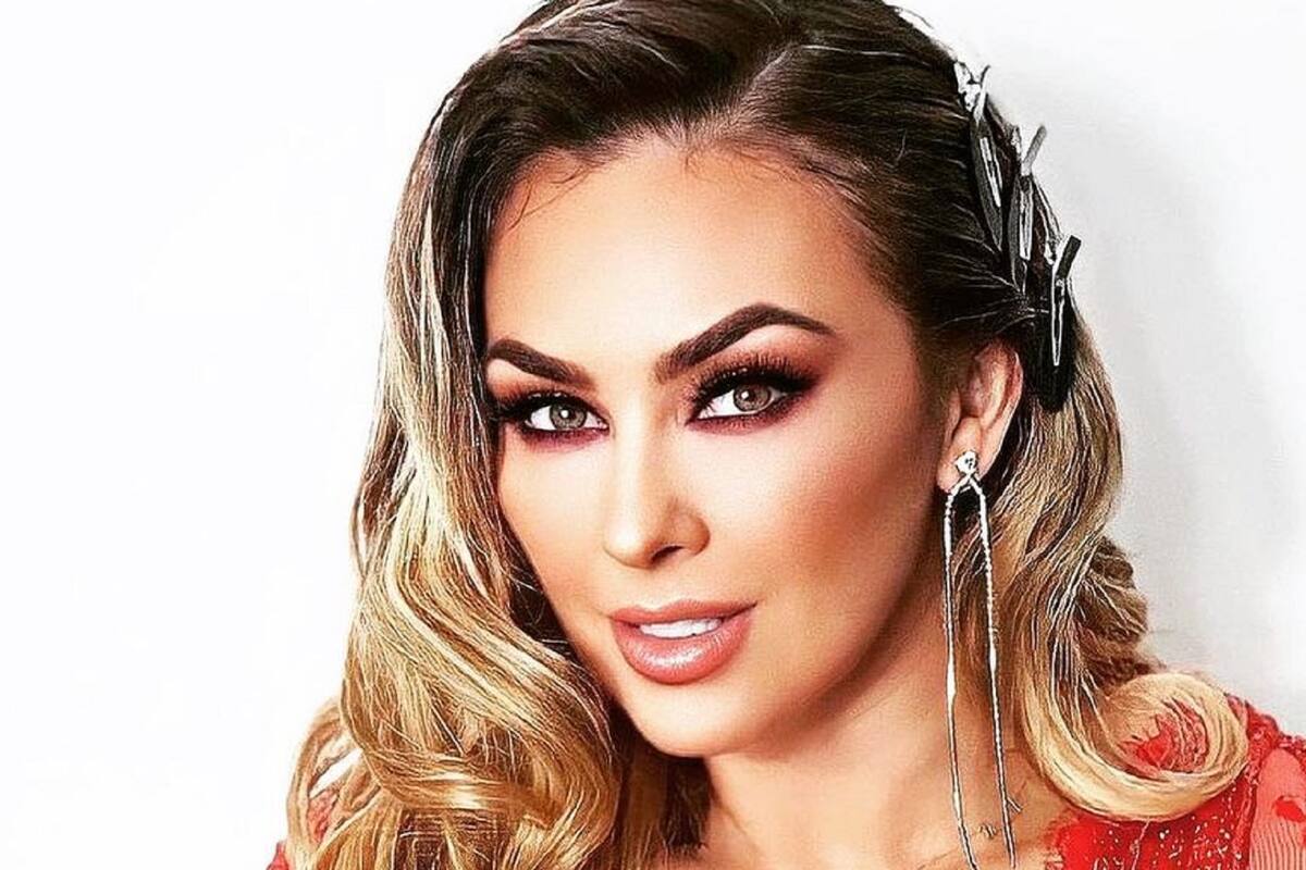 Aracely Arámbula desea feliz San Valentín tomando el Sol en la playa