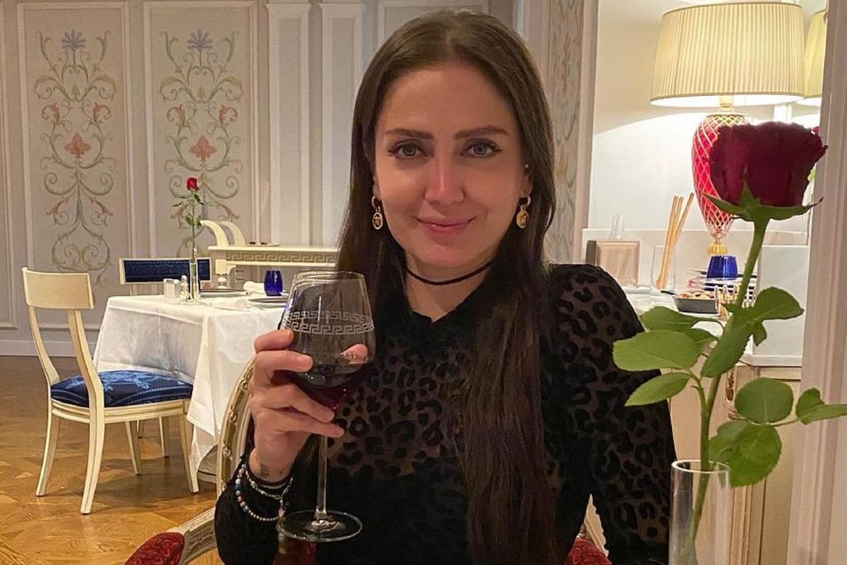 En bikini, Celia Lora enseña sus enormes encantos