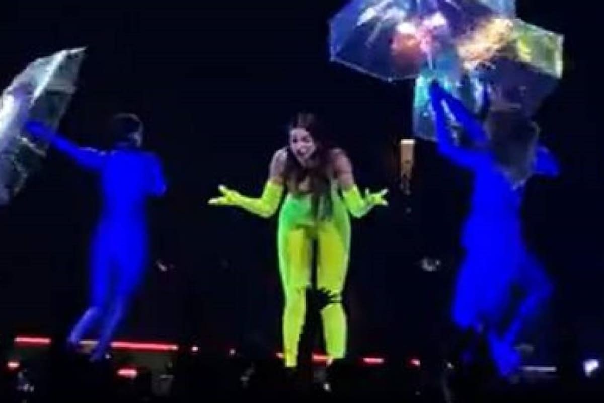 Dua Lipa pierde el micrófono en pleno concierto y ¡exhibe su playback!