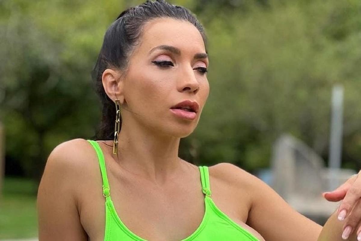 Neiva Mara modela desde la piscina su llamativo traje de baño en Instagram