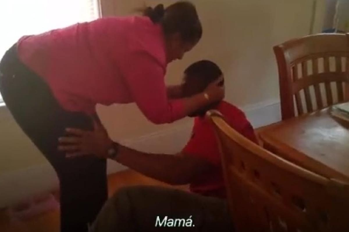 Así reaccionó este hombre al reencontrarse con su madre después de 10 años