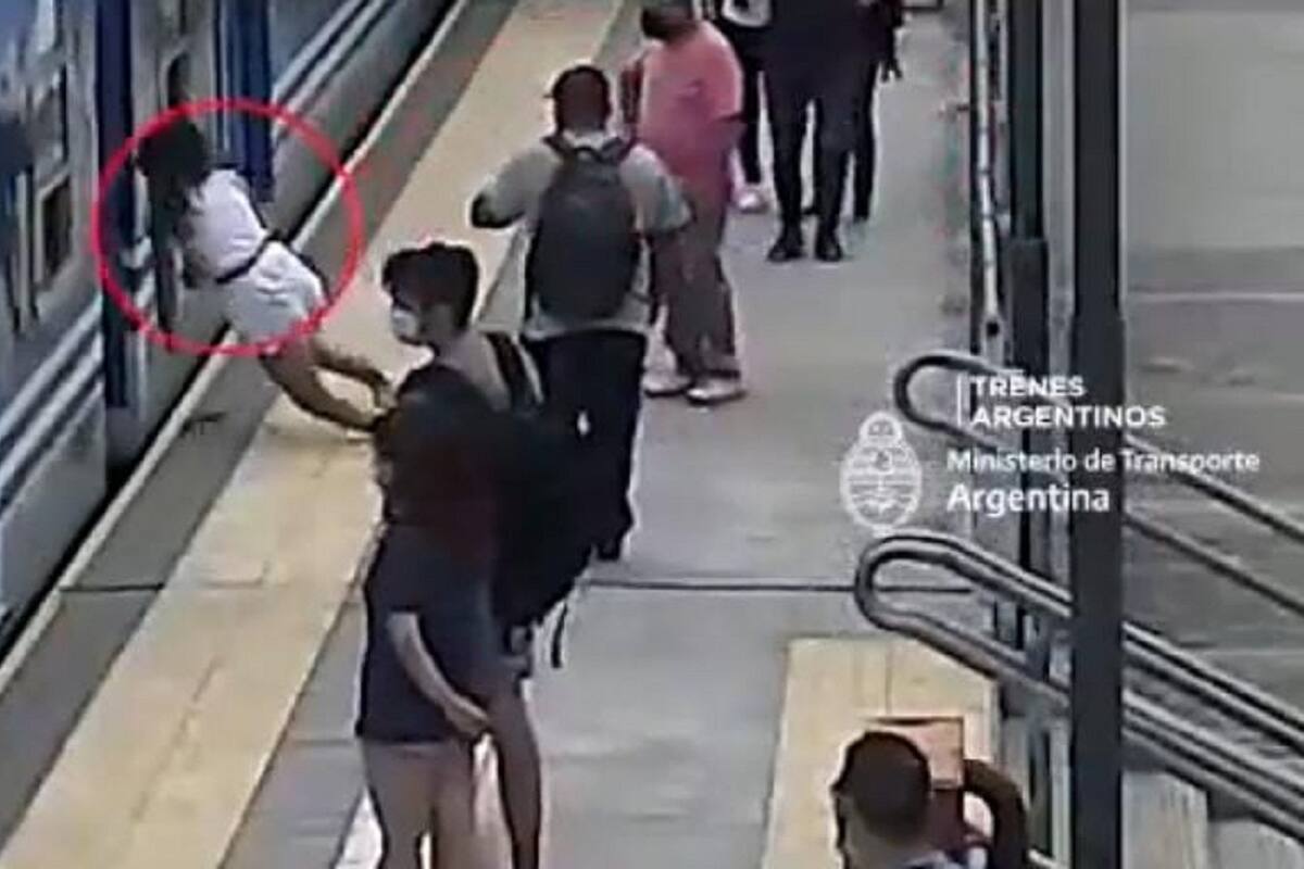 Mujer cae en las vías del tren justo cuando pasaba y logra sobrevivir