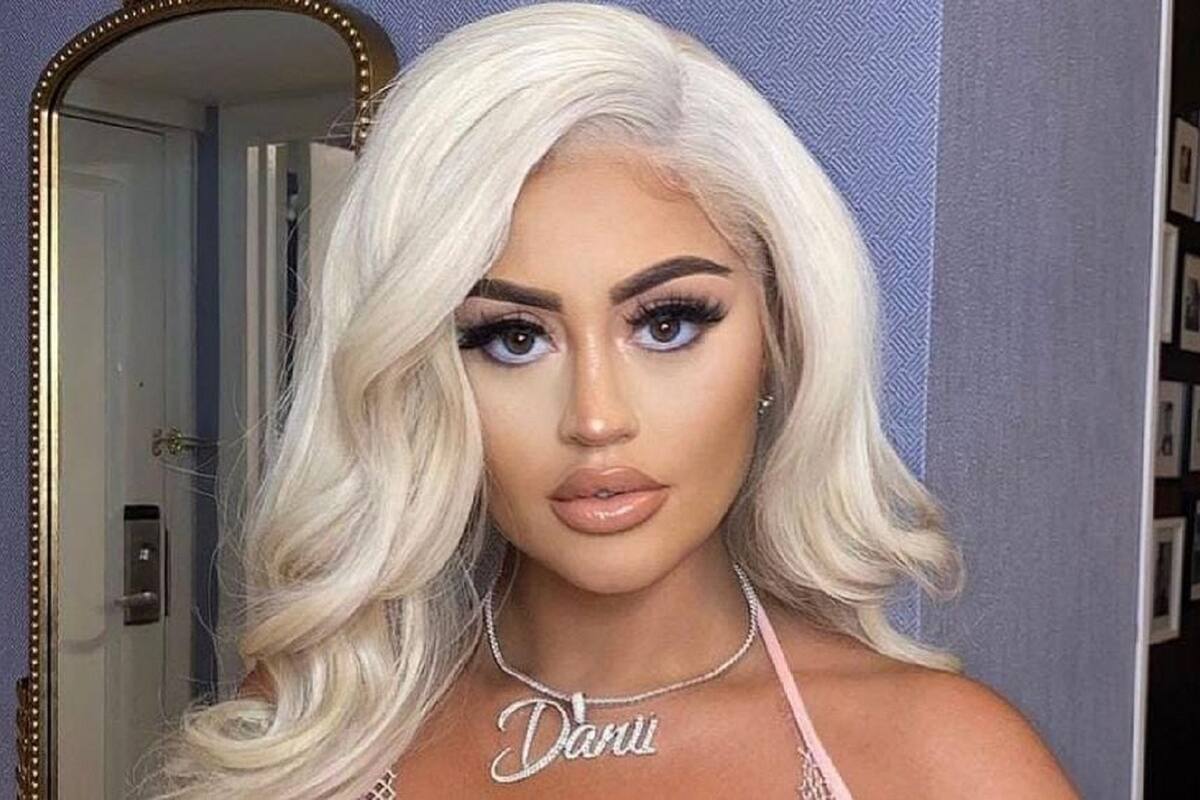 Danii Banks luce impresionante escote en su ajustado vestido rosa en Instagram
