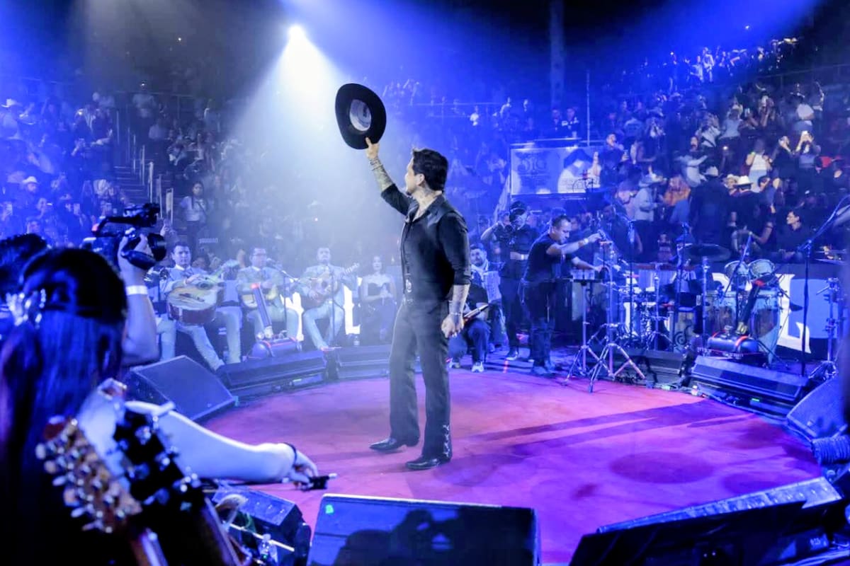 Christian Nodal vuelve a triunfar en el Palenque de Hermosillo durante su presentación en la ExpoGan Sonora con tributos a leyendas regionales, duetos inesperados y una audiencia que cantó cada tema