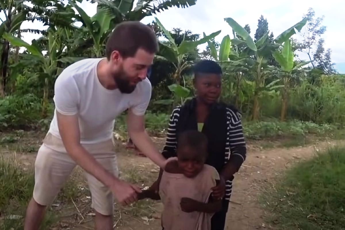 Niña africana llora de miedo al ver un hombre blanco, piensa que es fantasma y se la va a comer