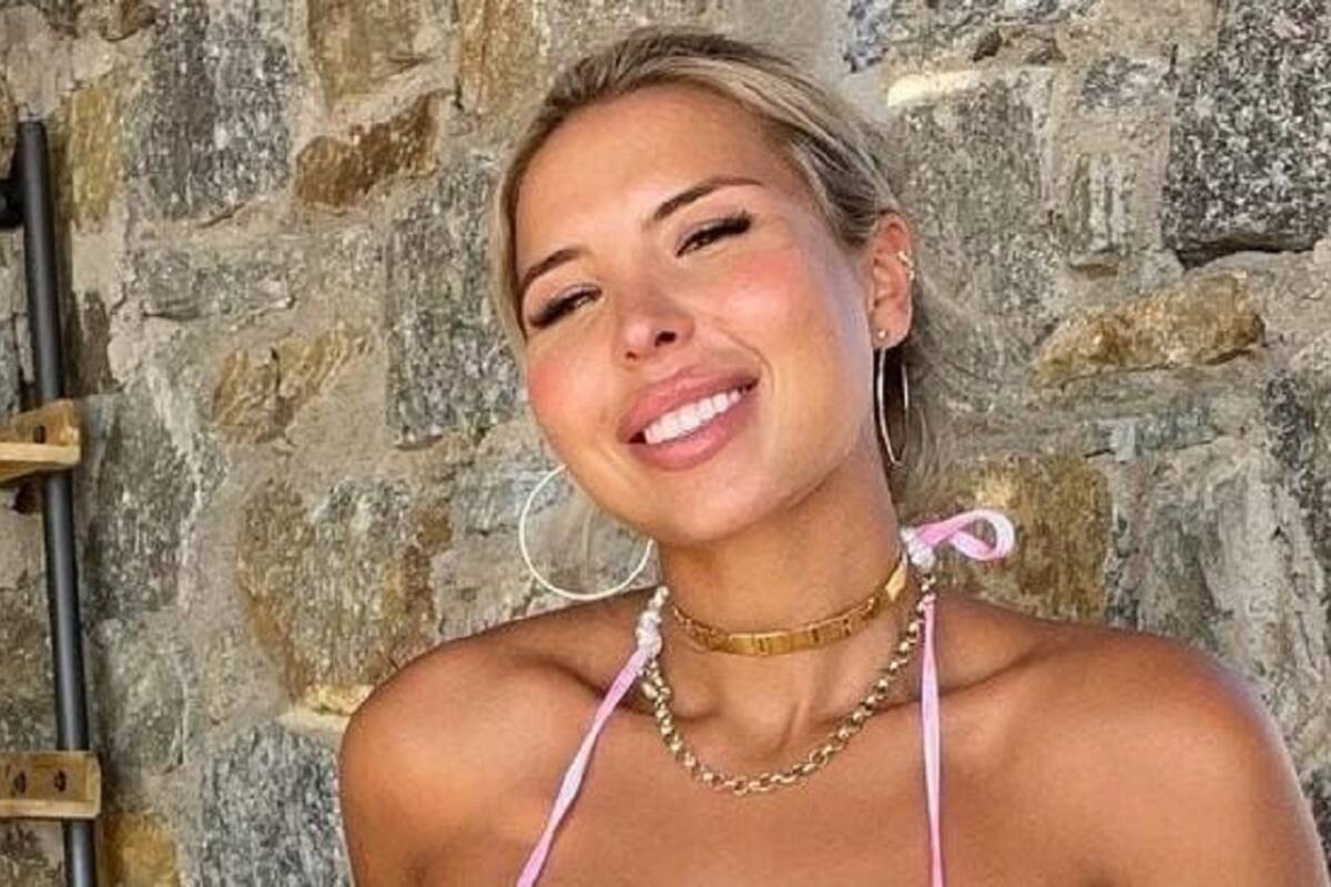 Natalia Garibotto posa con la playa de fondo su escultural figura en bikini