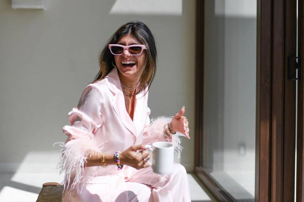 Mia Khalifa presume sus torneadas piernas