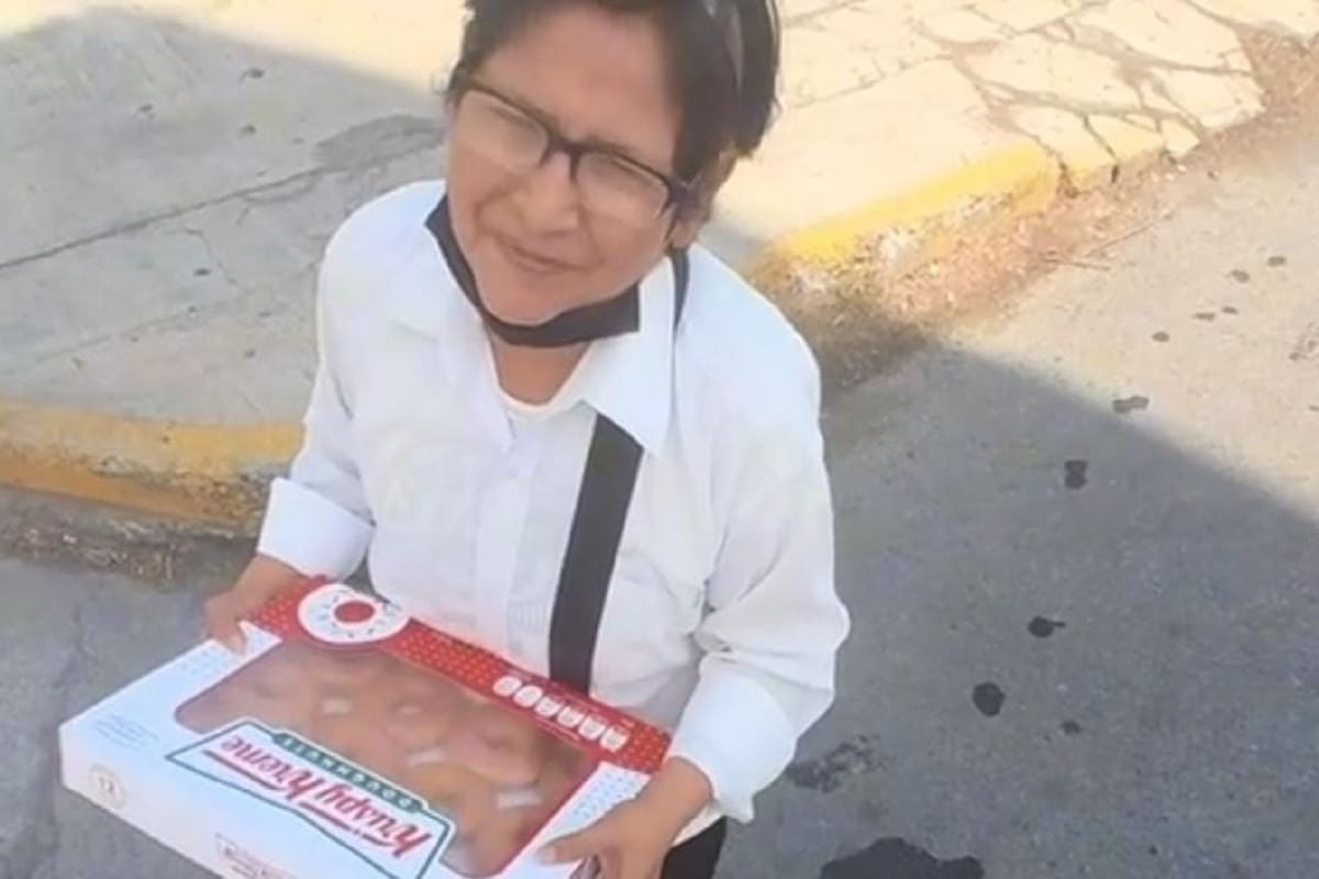 “Tiktoker” le regala caja de donas a señora de la tercera edad y esta fue su tierna reacción