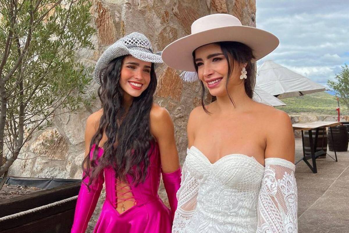 Bárbara de Regil, es criticada por su vestido fucsia en la boda de su hermana