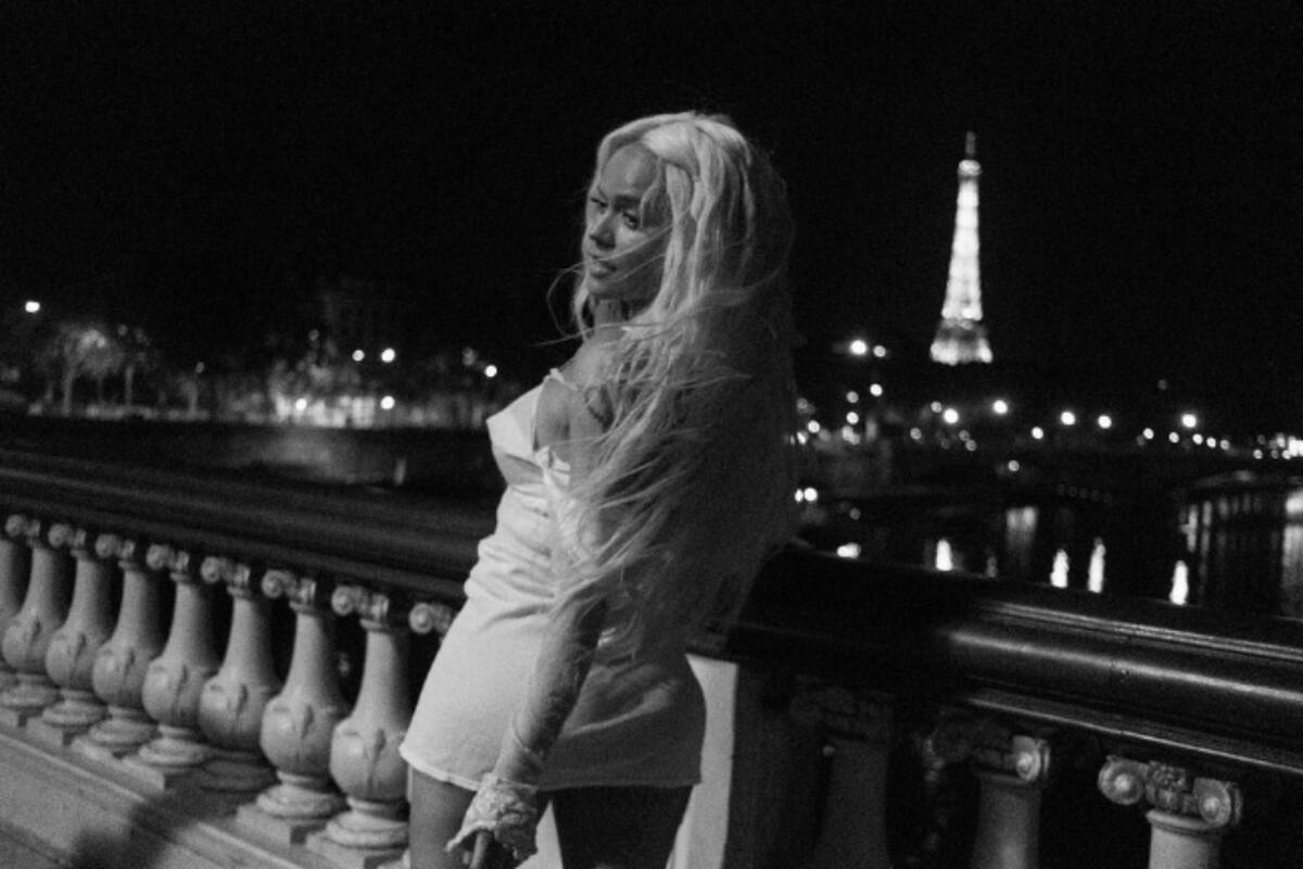 Karol G deslumbra su increíble figura en las calles de París