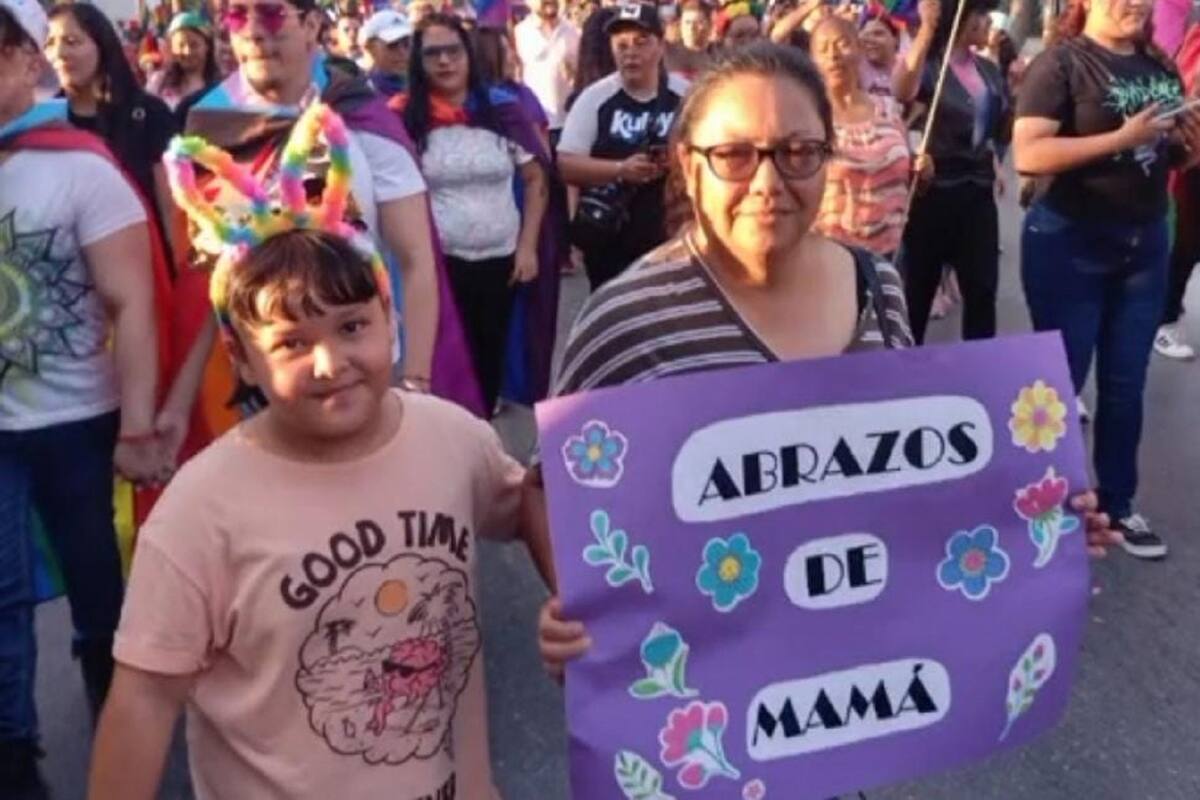 Mamá acude a la Marcha del Orgullo Gay a dar abrazos y se hace viral en TikTok