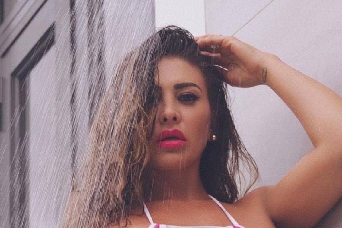 Francia James modela sus sensacionales curvas en ajustado vestido blanco en Instagram