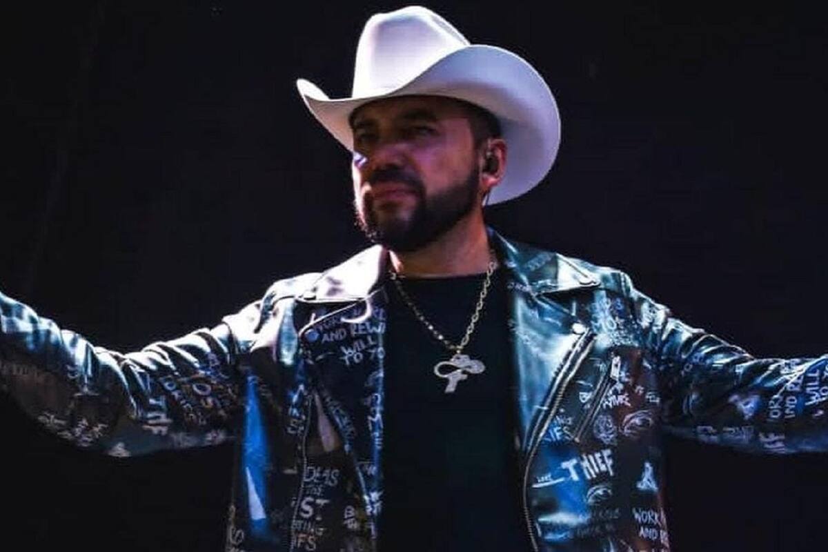 Fidel Rueda empuja a fan que intentó darle un beso en la boca