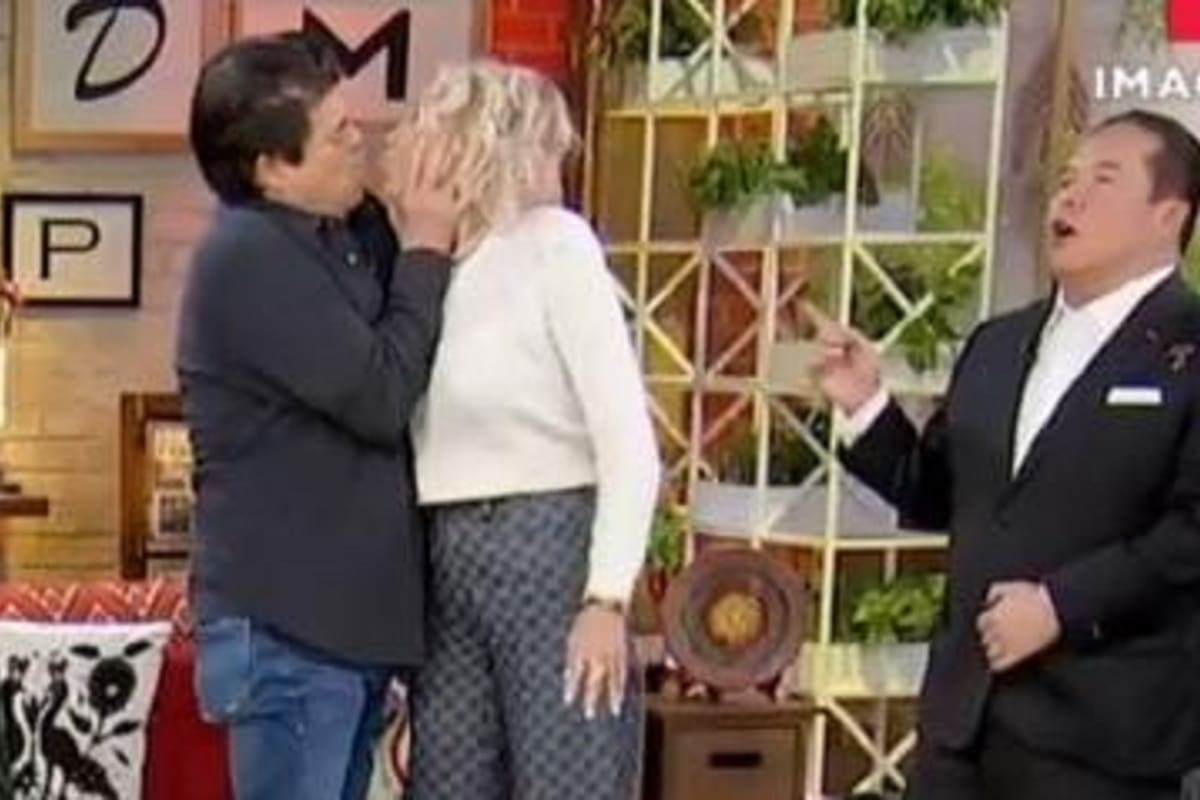 “El Burro” Van Rankin le da beso en la boca a Laura Bozzo en pleno programa en vivo