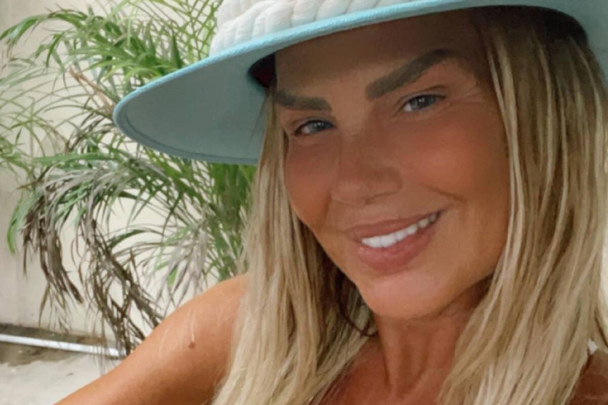 Niurka Marcos se pone su mejor traje de baño para pasear en la playa